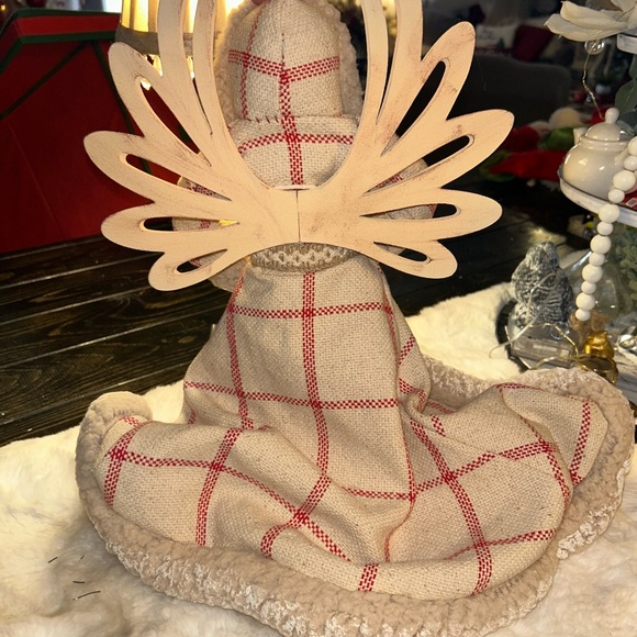 Gorgeous looks like Kurt Adler 16-Inch Red and Ivory
Angel Treetop - Picture 2 of 2